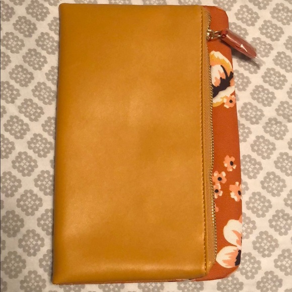 •Beautiful New Clutch• - Picture 2 of 5